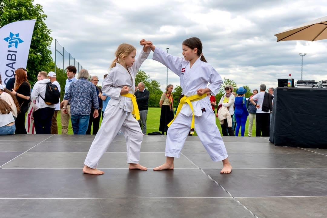 Zwei junge Karateka des TSV Maccabi München bei einer Vorführung