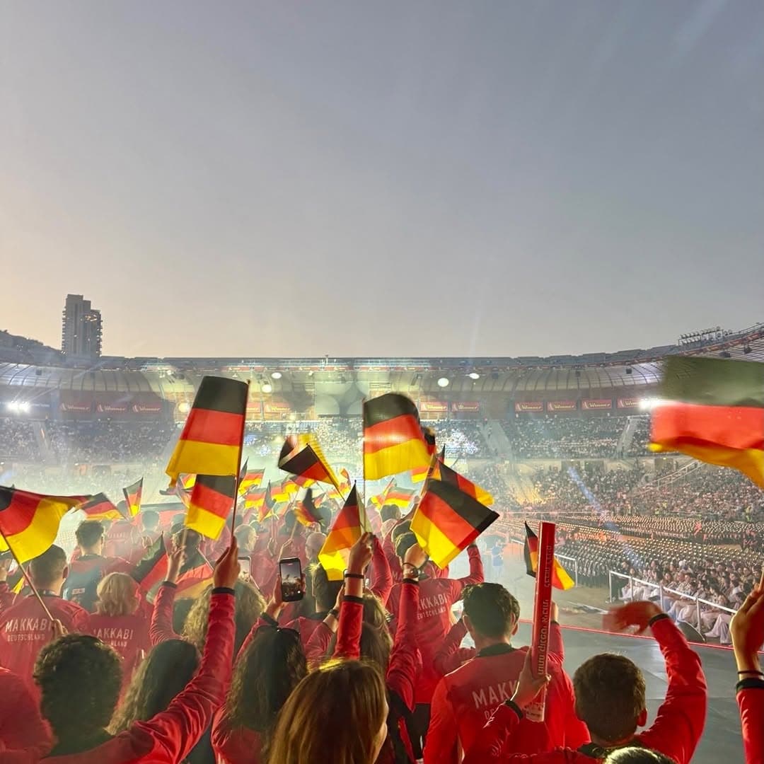 Deutsche Mannschaft mit Fahnen bei der Maccabiah