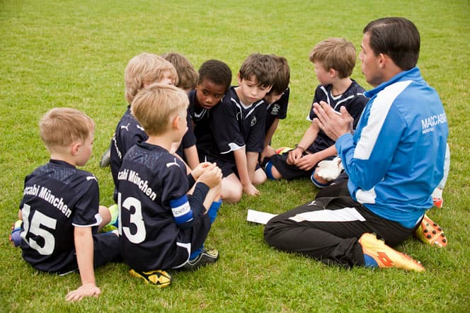 Jugendmannschaft des TSV Maccabi München mit ihrem Trainer